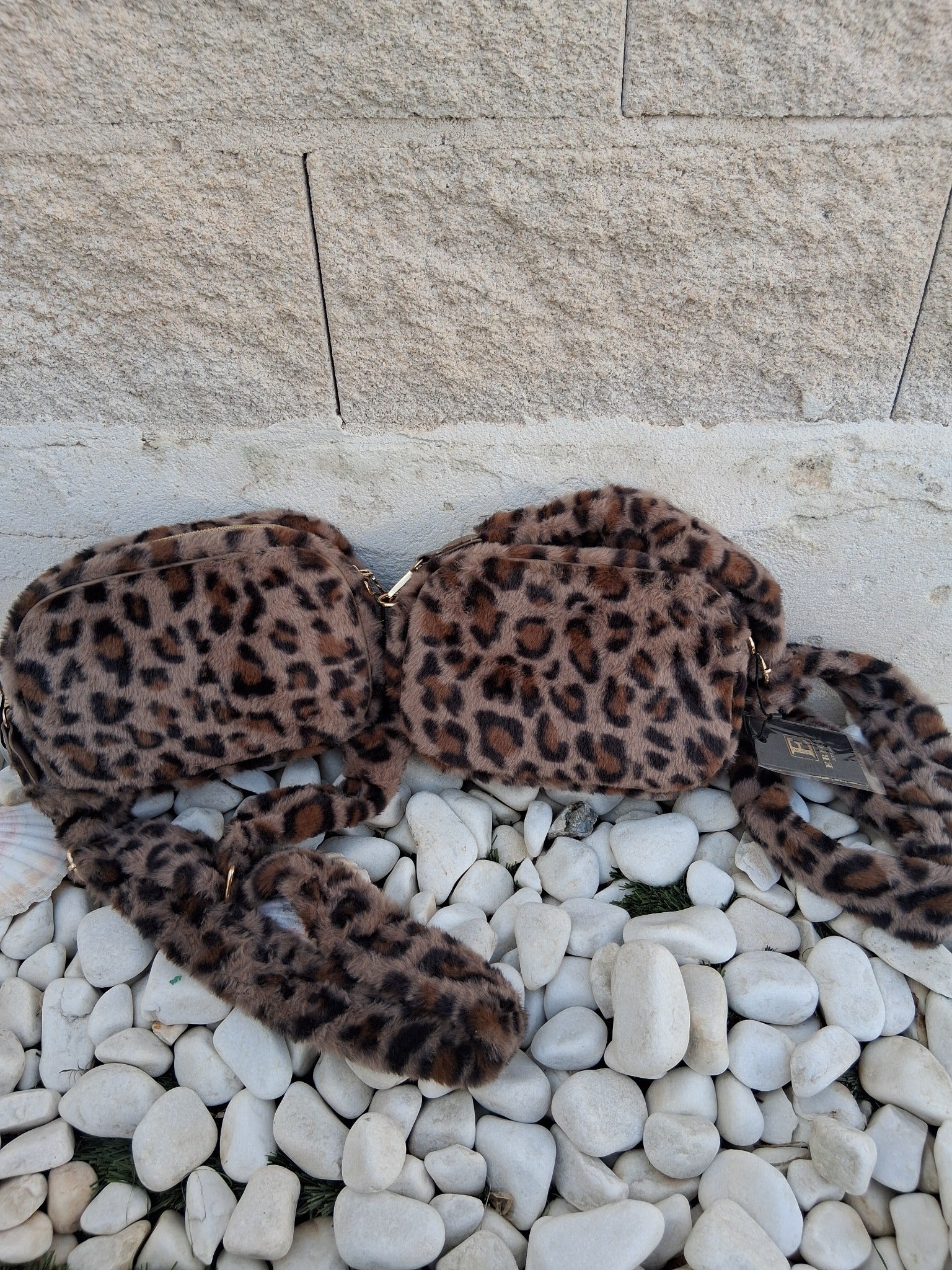 Bolso de pelo sintético con estampado leopardo y correa a juego