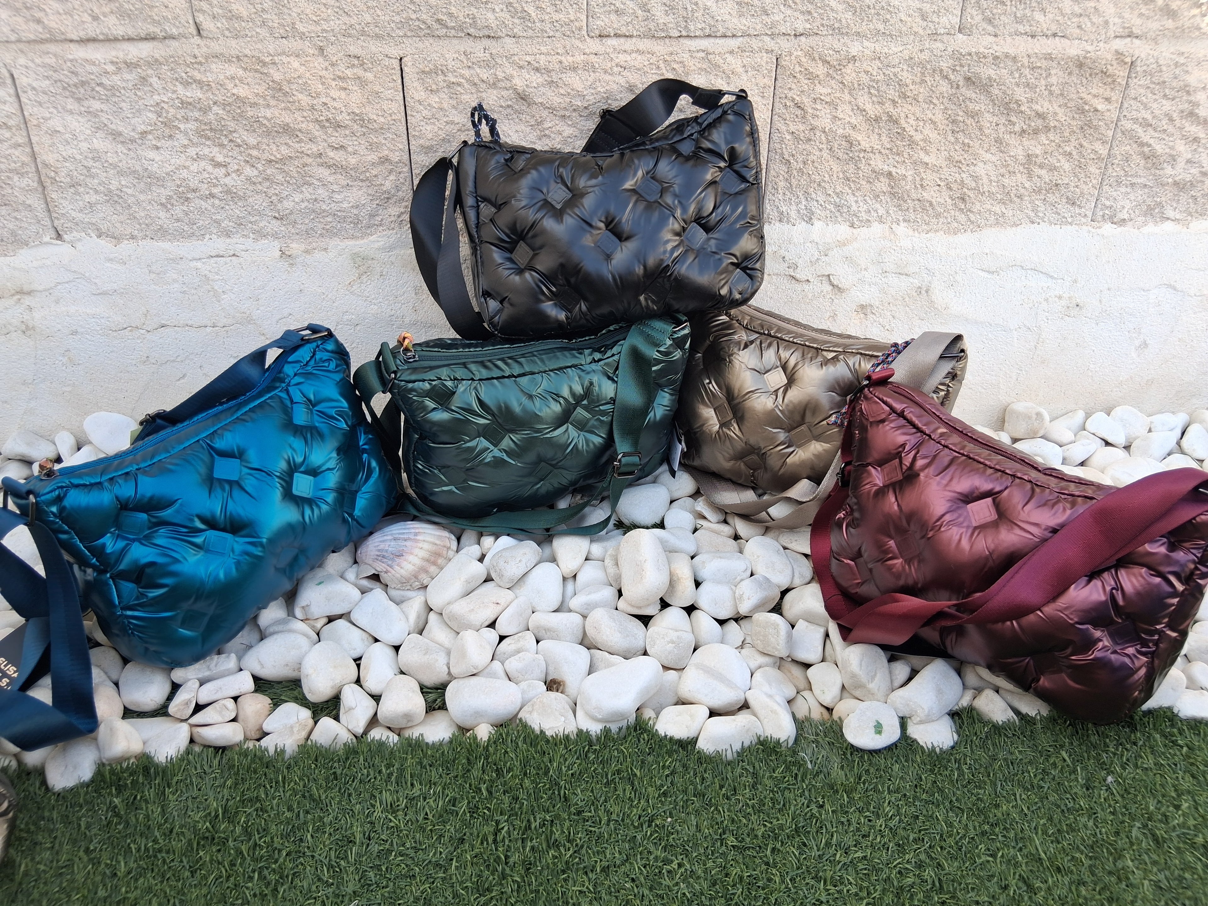 Bolso acolchado con efecto brillo y correa ancha ajustable