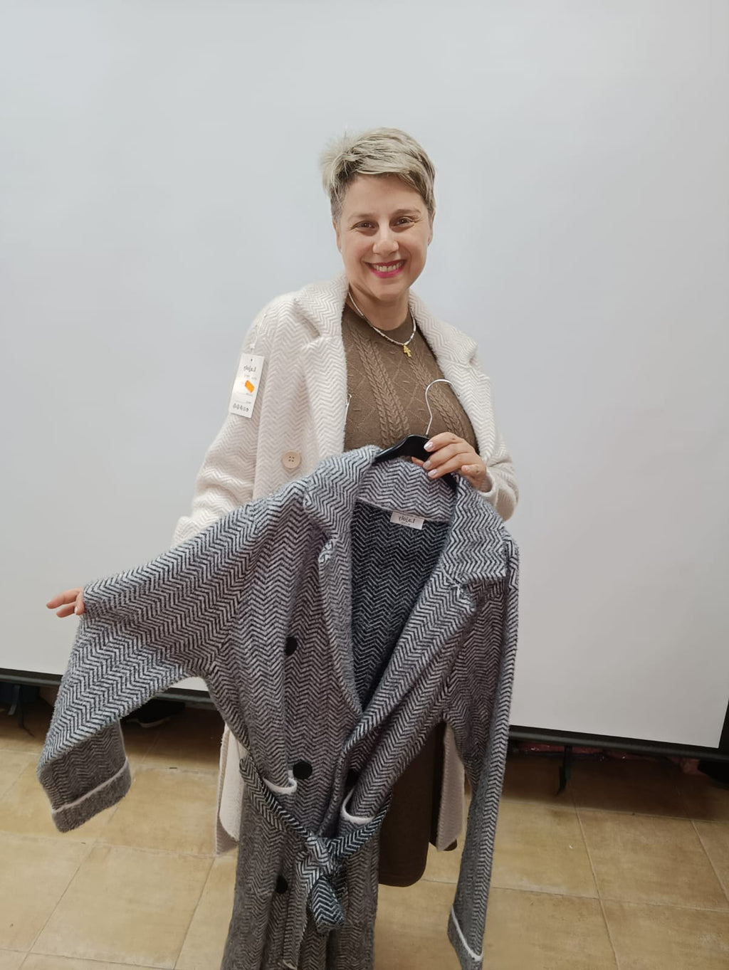 Abrigo largo de espiga con botones y bolsillos frontales