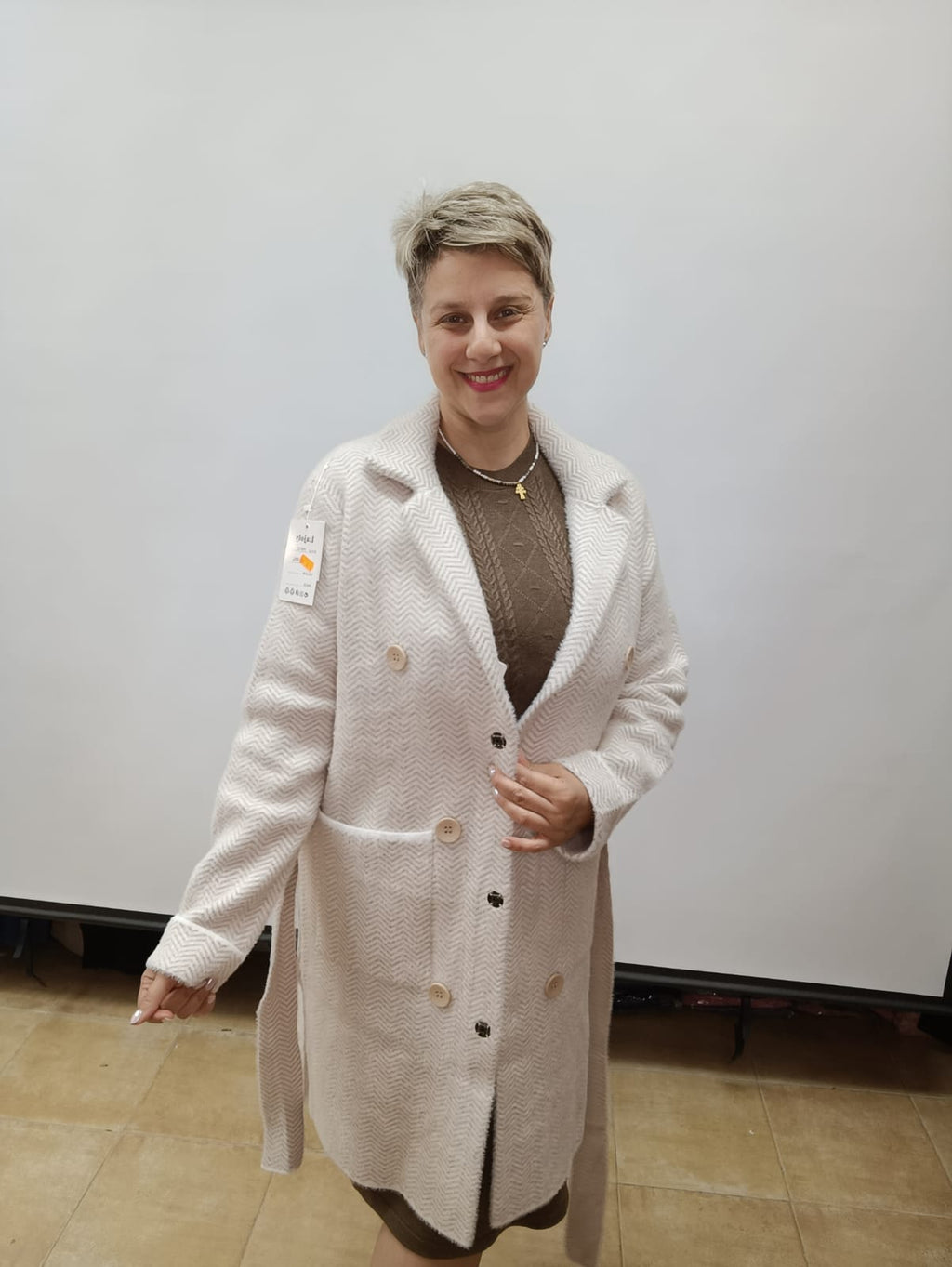 Abrigo largo de espiga con botones y bolsillos frontales